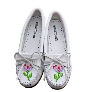 Minnetonka x Lucie Skjefte 8.5 White Ziigwan‎ Waabigwan Moccasins Beaded NIB